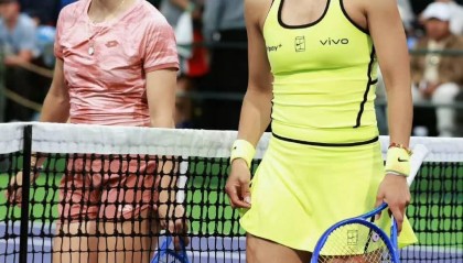 开云官网-郑钦文出局舆论又炸了！网友喊新教练下课，一姐罕见承认处于低谷