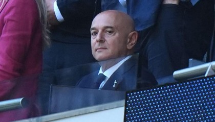 记者：热刺主席列维在美国陪女儿上大学，因此没有出席欧超杯