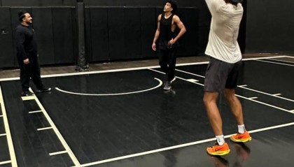 开云服务-与老队友切磋射术！文森特晒与斯特鲁斯一同训练三分集锦